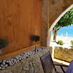 בית נופש Relax Seaside House By Living In Blue האראקי