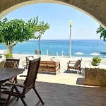 בית נופש Relax Seaside House By Living In Blue
