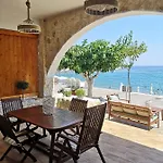 בית נופש Relax Seaside House By Living In Blue האראקי
