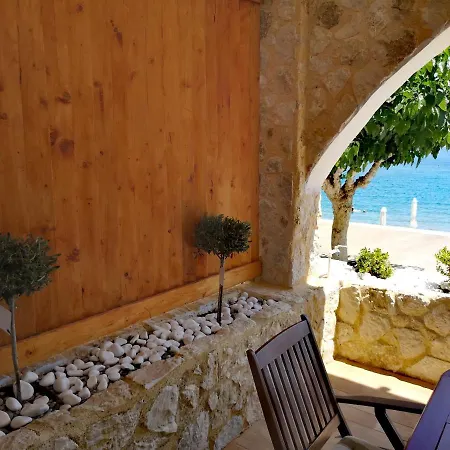 בית נופש Relax Seaside House By Living In Blue האראקי