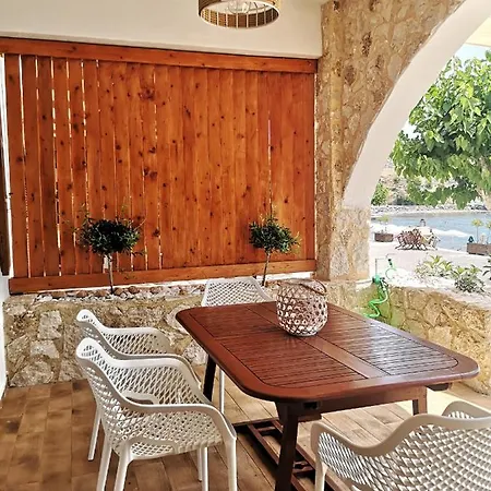 בית נופש Relax Seaside House By Living In Blue *